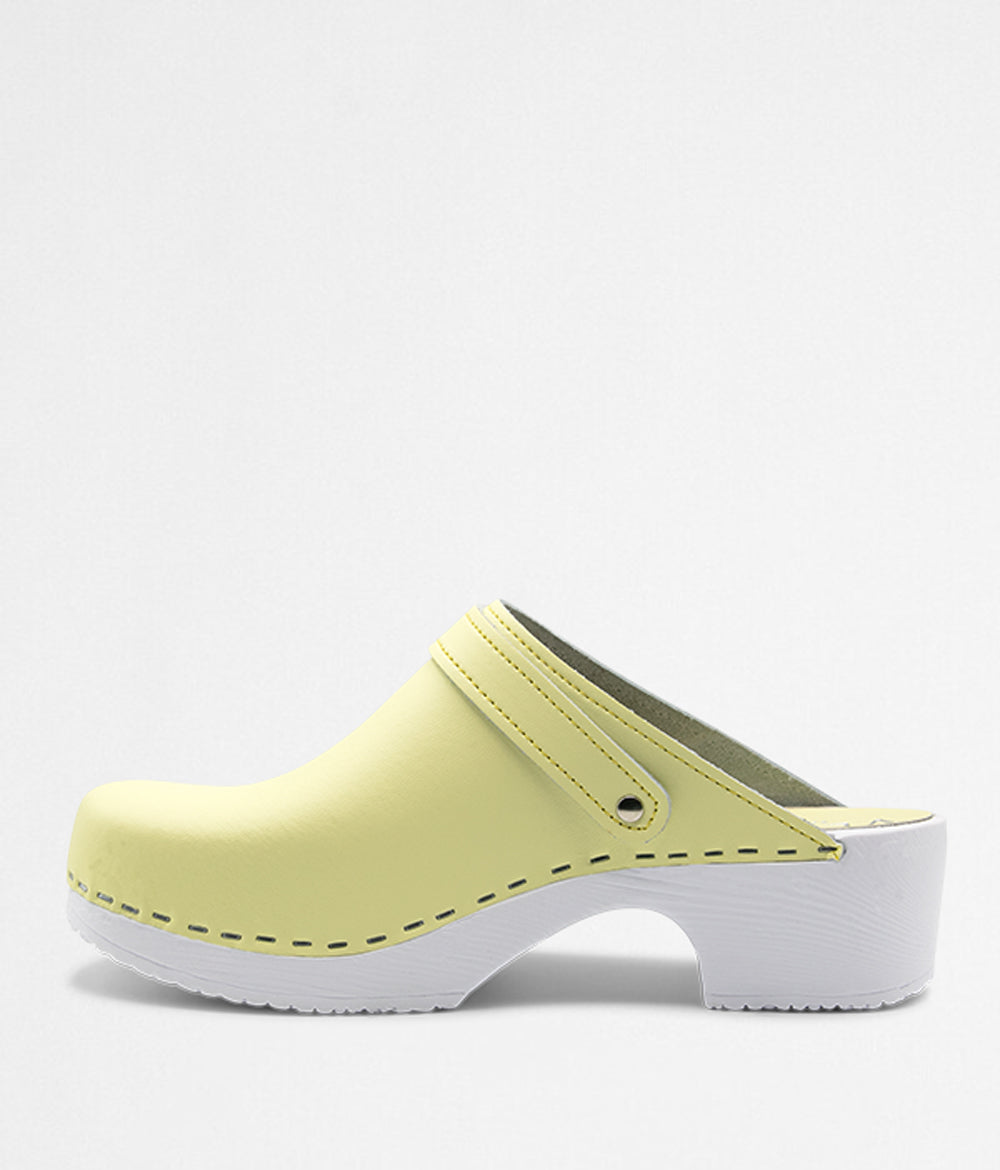 Comfort base clogs, mellow yellow, white base